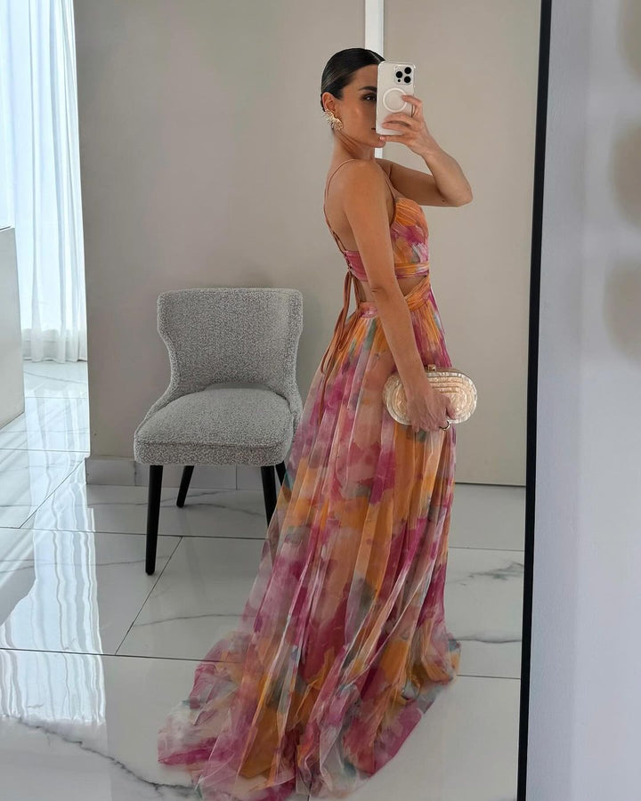 Silhouette chic en robe longue à bretelles, style décontracté pour femme, idéale pour l'été.