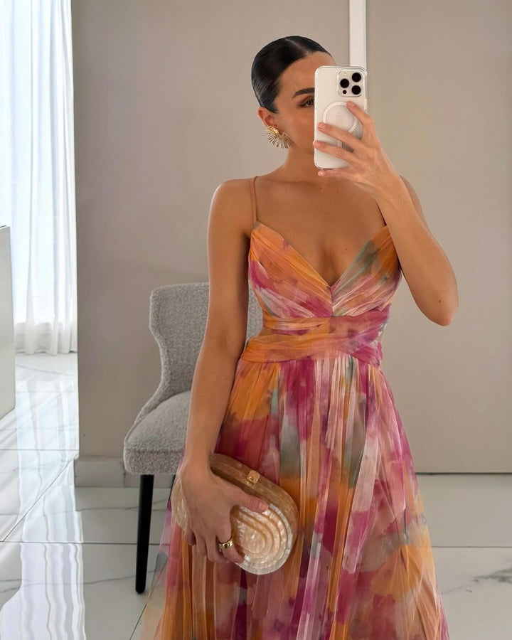Robe d'été longue et fluide à bretelles, couleur vive, idéale pour la plage ou la mode femme.