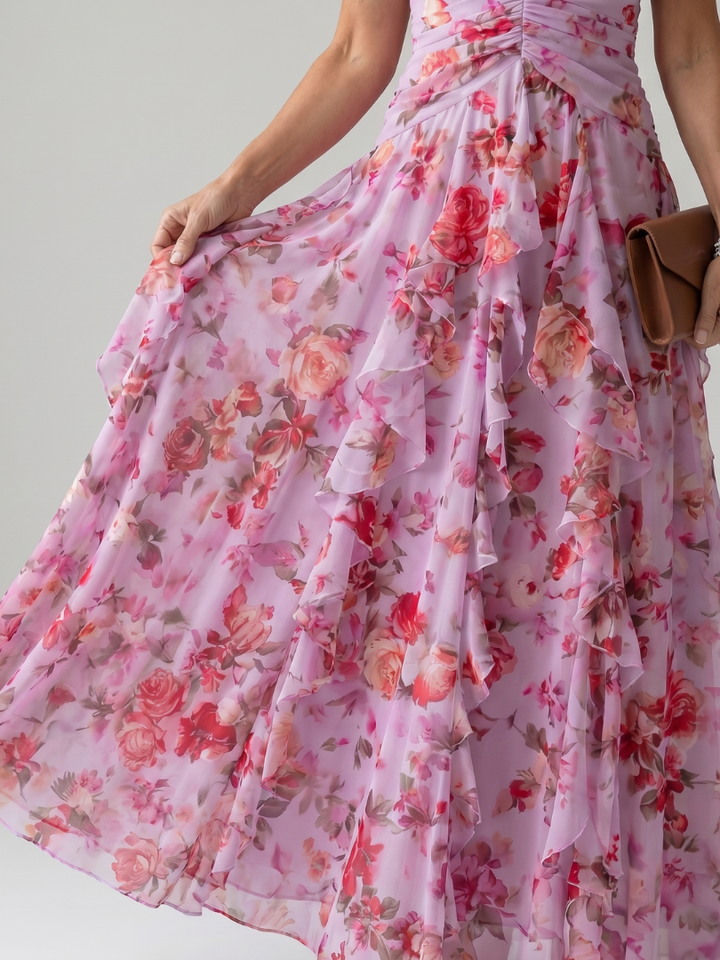Vue détaillée d'une robe longue fleurie femme, col américain sophistiqué, tissu fluide.