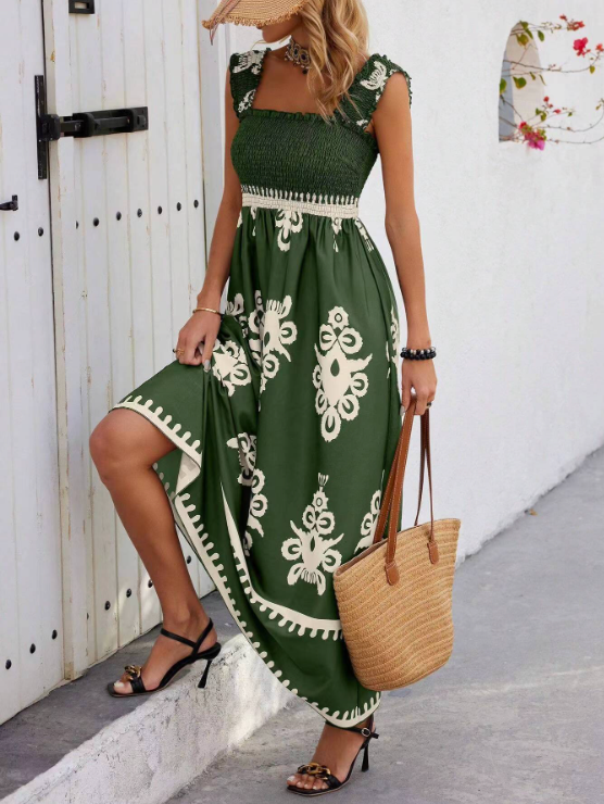 Modèle de robe longue femme sans manches, smockée, encolure carrée, idéale printemps-été.