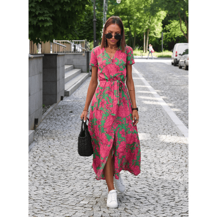 Robe longue fleurie femme, coupe évasée, idéale pour l'été. Imprimé floral élégant et manches courtes.