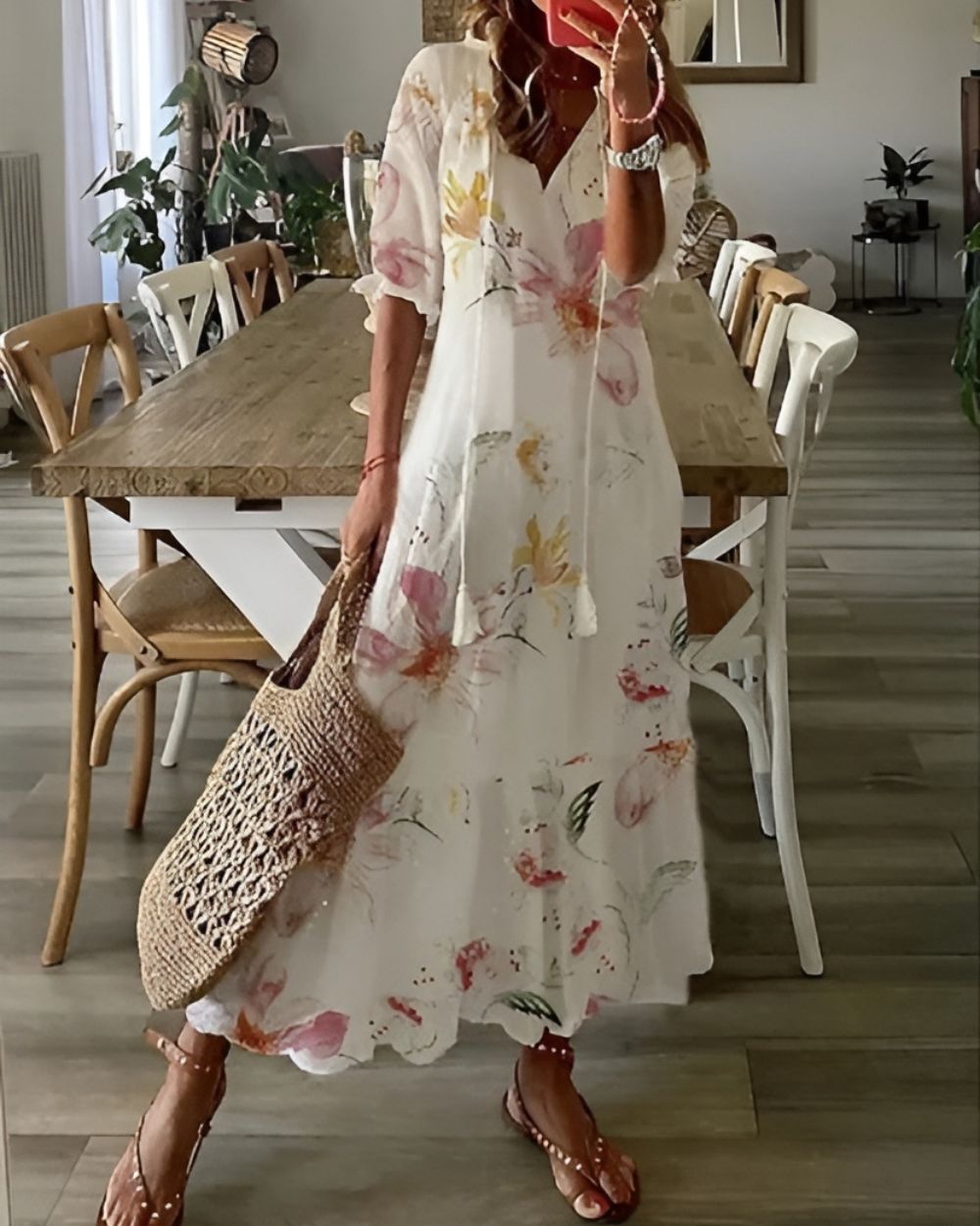 Robe longue femme élégante et décontractée, à col V, motif floral et manches 3/4. Vêtement d'été moderne.