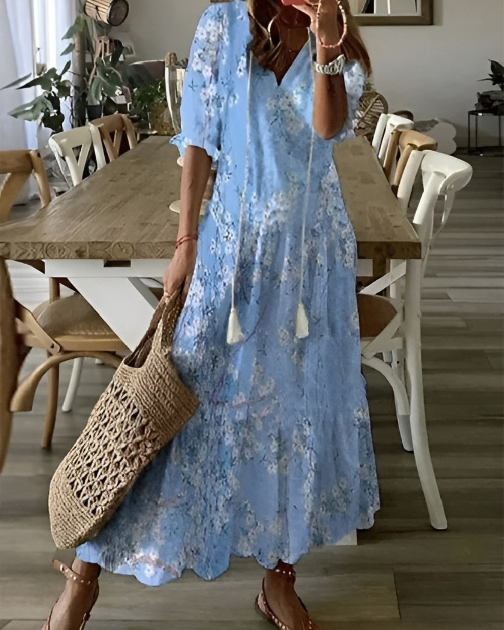 Confortable robe longue fleurie femme à col V. Manches trois-quarts pour un style estival décontracté et élégant.
