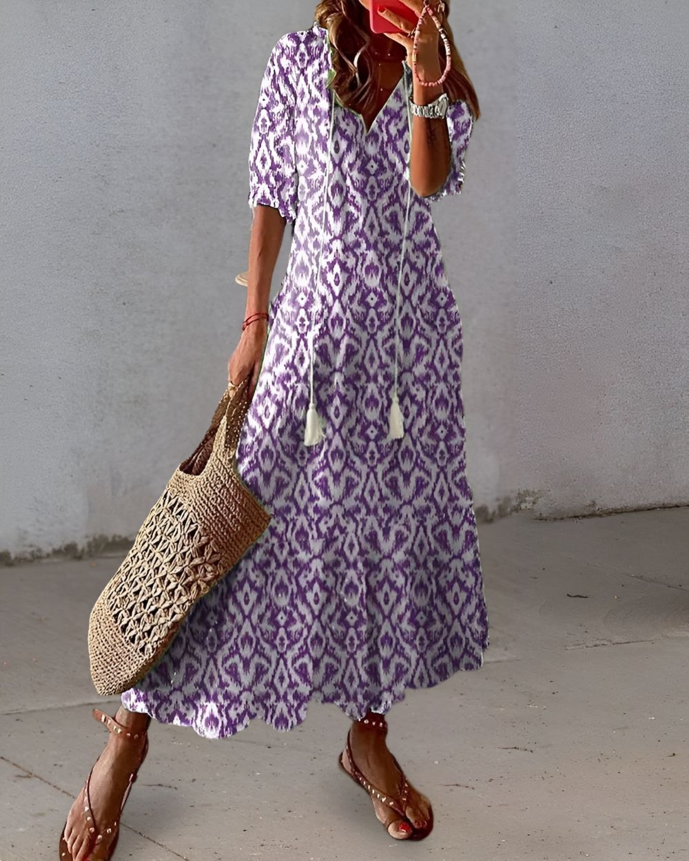 Robe longue d'été fleurie et décontractée pour femme. Col V et manches 3/4. Parfaite pour les journées ensoleillées.