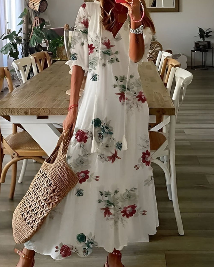 Robe longue femme à col V élégant, manches trois-quarts et motif floral. Parfaite pour un look d'été décontracté.