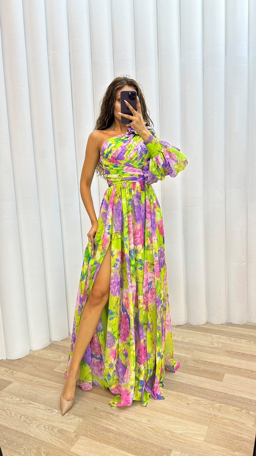 Maxi robe femme à fleurs avec design élégant à épaule unique et fente latérale, idéale pour occasions spéciales.