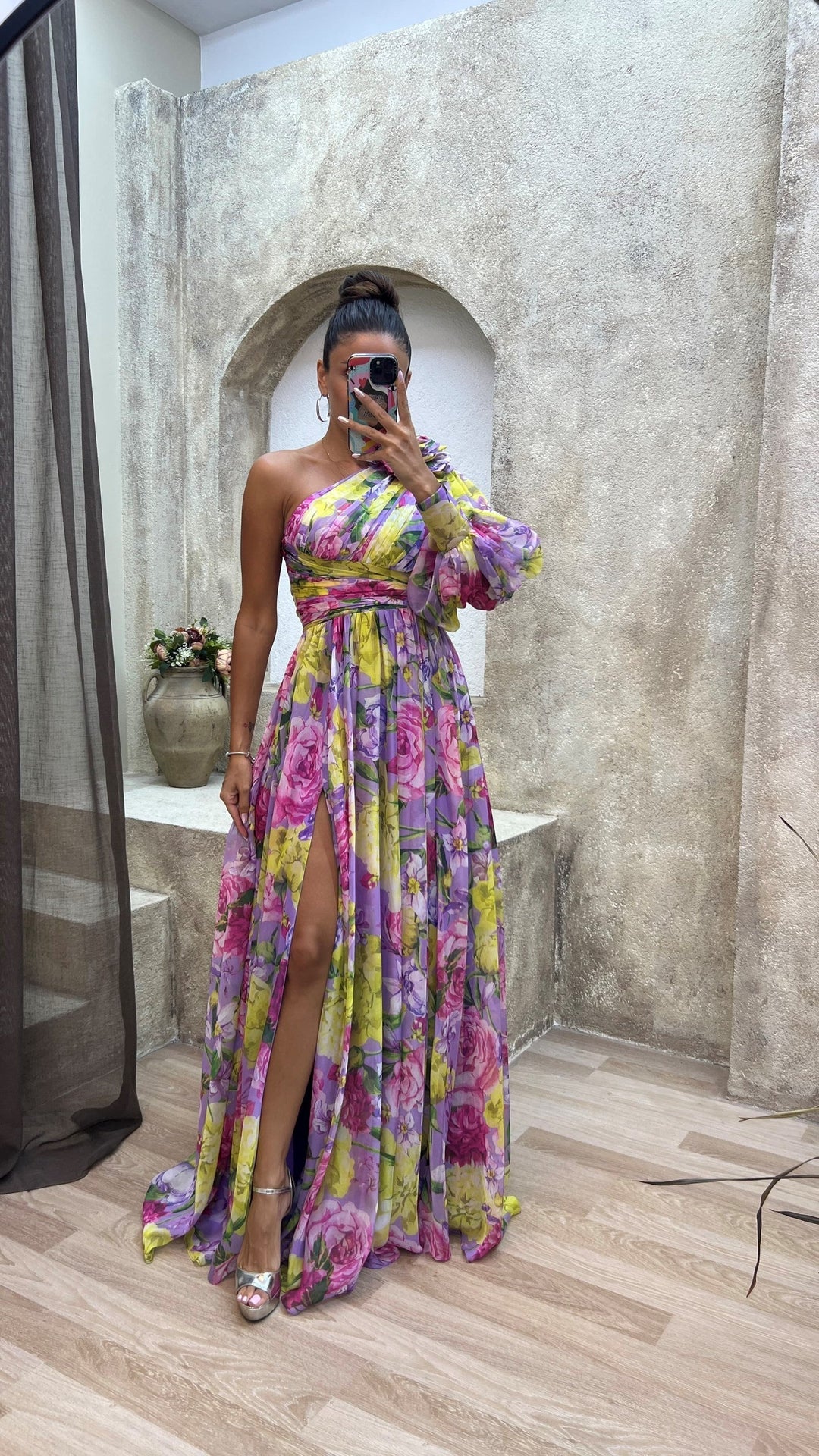 Élégante robe longue fleurie pour femme avec épaule asymétrique, idéale pour occasions formelles ou estivales.