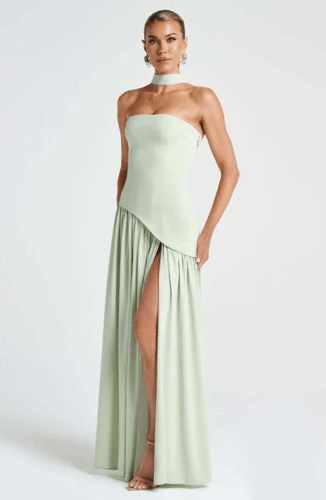 Robe maxi femme asymétrique sans bretelles avec col choker, pour une tenue d'été moderne et chic.