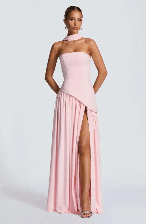 Robe asymétrique sans bretelles, coupe maxi, pour femme élégante recherchant une tenue unique et tendance.