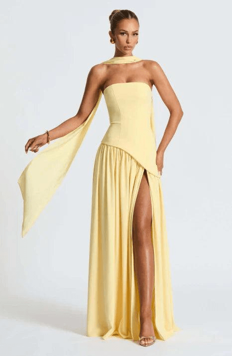 Robe d'été longue asymétrique femme, sans bretelles, pour une allure élégante et décontractée.
