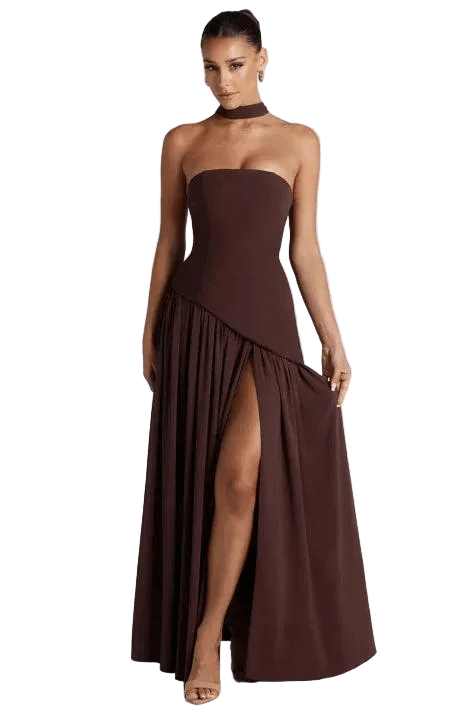 Robe longue asymétrique sans bretelles élégante pour femme, idéale pour soirée ou événement chic.