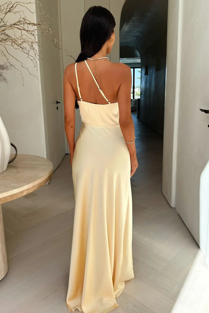 Mode femme: robe longue beige asymétrique, avec fente, pour une tenue élégante et polyvalente.