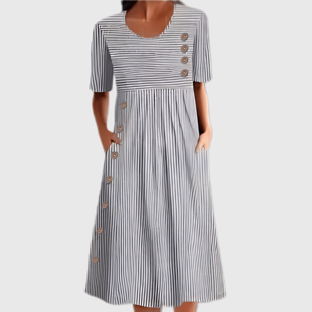 Élégante robe longue d'été boutonnée pour femme, coupe décontractée et chic avec poches pratiques.