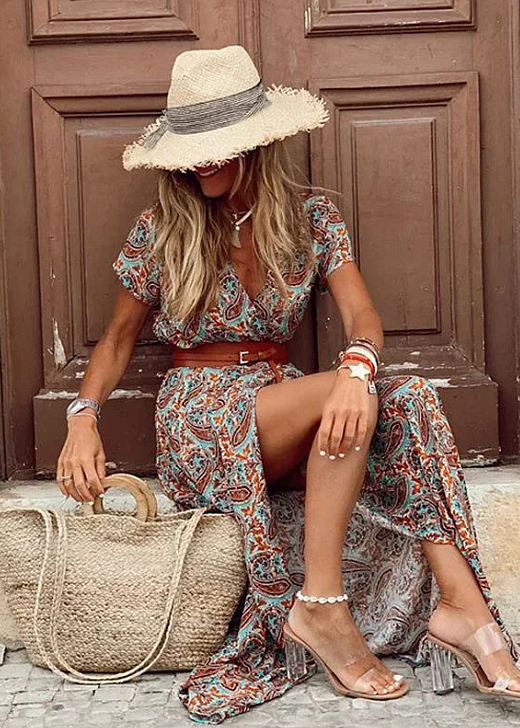 Robe maxi florale élégante femme, collection printemps-été. Tenue estivale décontractée chic et tendance.