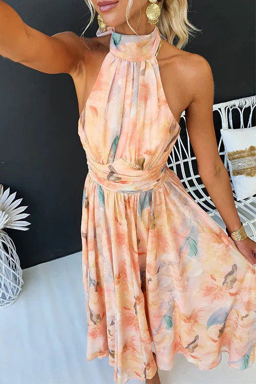 Robe longue femme dos nu à imprimé floral vibrant, coupe fluide élégante pour mode estivale.