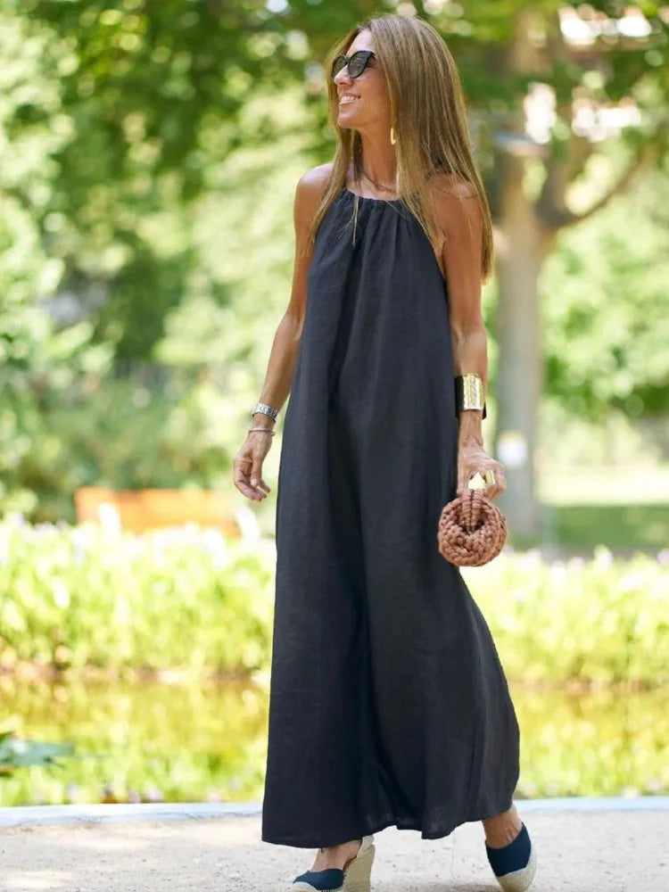 Robe de soirée élégante pour femme, dos nu. Coupe longue fluide trapèze, parfaite pour événements estivaux chic.