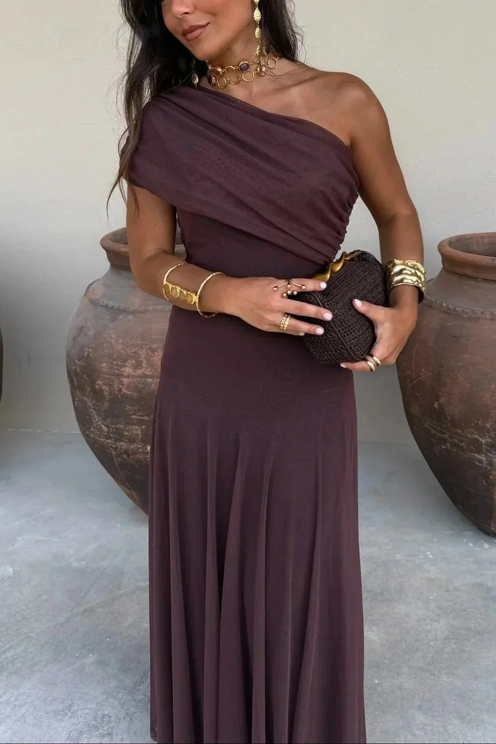 Robe chic femme, épaule asymétrique et taille marquée, idéale printemps/été, style soirée.