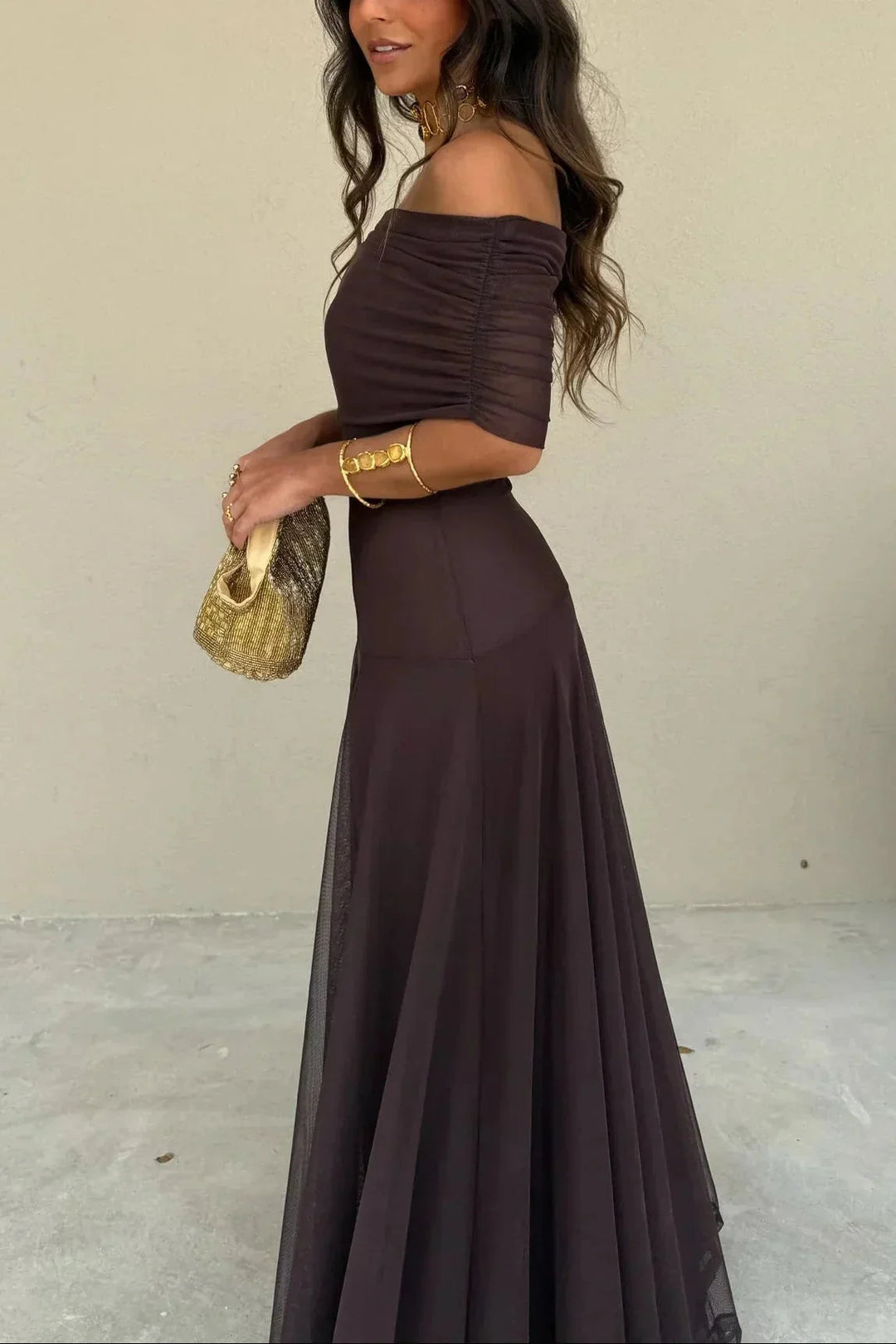 Robe élégante de soirée femme, drapée et fluide, avec épaule asymétrique, pour cérémonie chic.