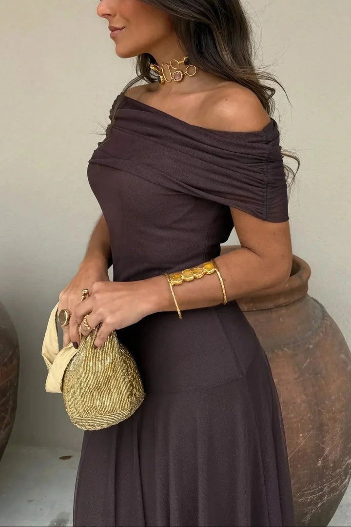 Robe longue fluide femme, drapée à l'épaule asymétrique, taille marquée, look mode printemps.