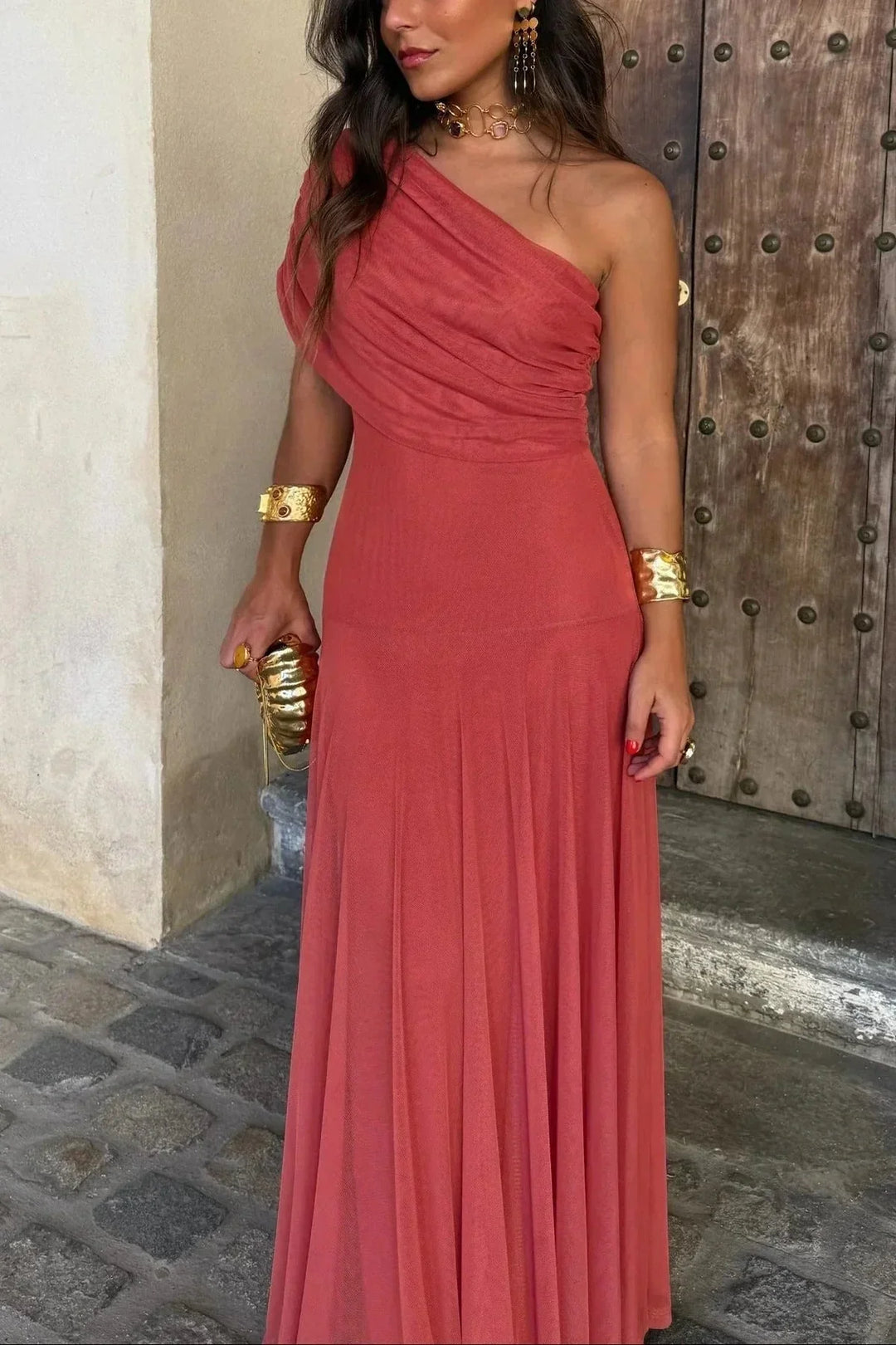 Robe drapée asymétrique femme, jupe fluide, taille marquée, design chic pour cérémonie.