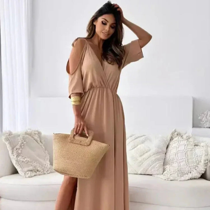 Élégante robe longue fluide pour femme, coupe maxi et épaules dénudées. Parfaite pour une tenue chic et estivale.