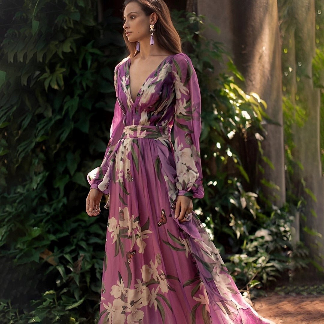 Robe longue fleurie élégante pour femme, motif floral pourpre. Idéale printemps/été, confortable et stylée.