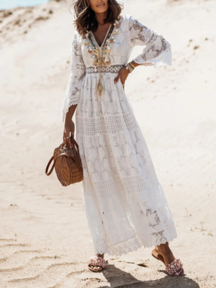 Robe longue ajourée blanche pour femme, col V, manches longues. Idéale soirée chic ou tenue décontractée printemps-été.