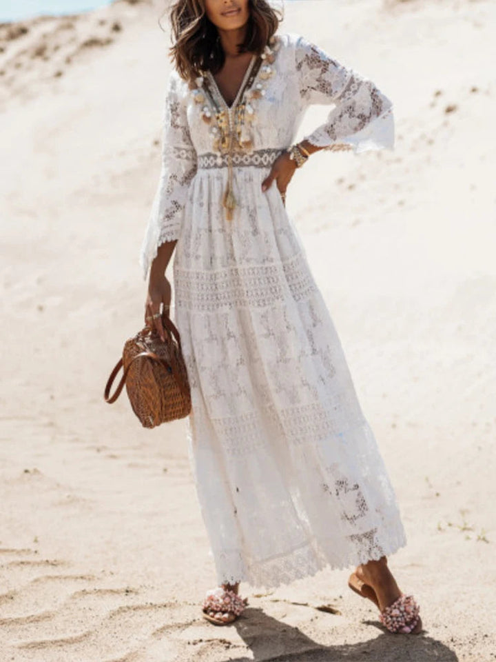 Robe longue ajourée blanche pour femme, col V, manches longues. Idéale soirée chic ou tenue décontractée printemps-été.