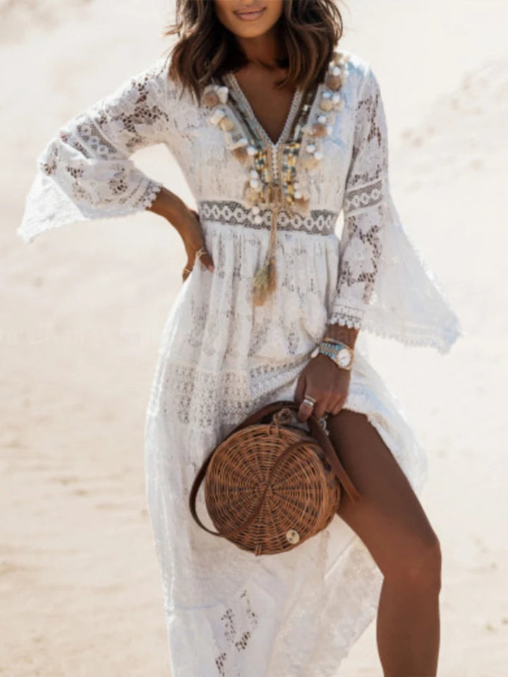 Robe maxi bohème ajourée blanche, col en V, manches longues. Parfaite pour un look élégant et décontracté d'été.