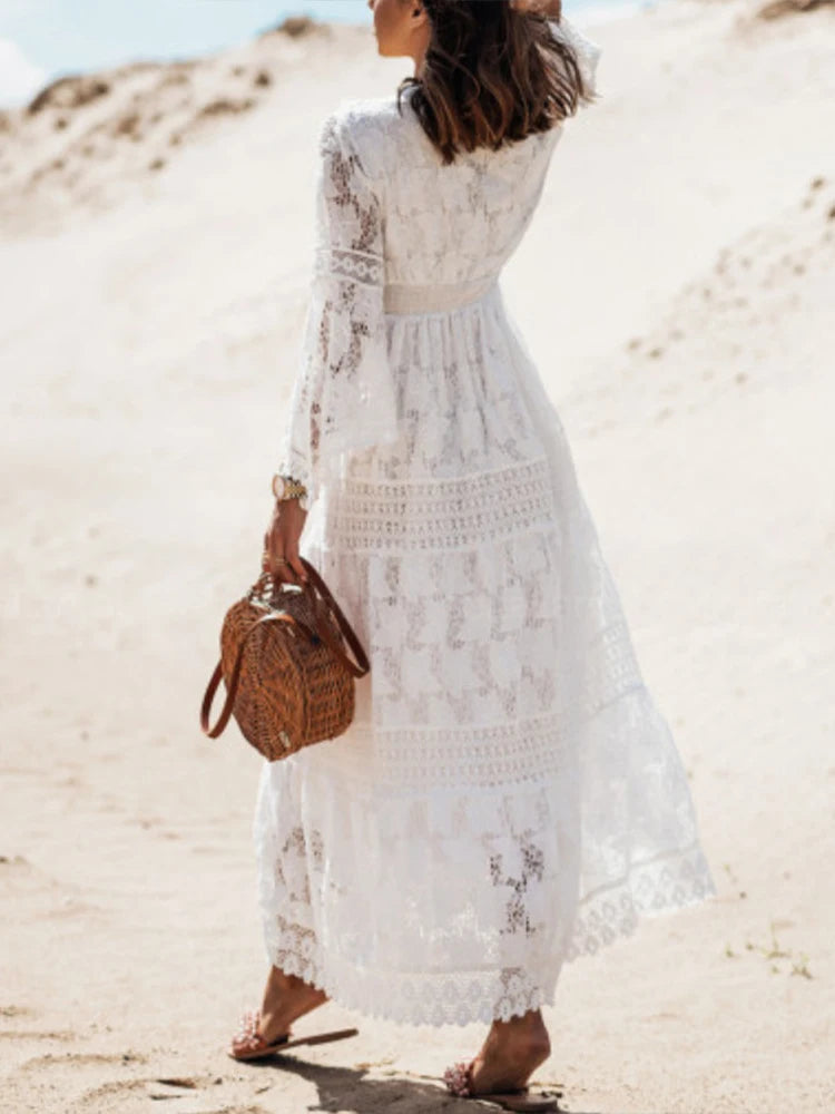 Robe femme élégante blanche, ajourée, col V profond, manches longues. Tenue de soirée ou événement chic de printemps.