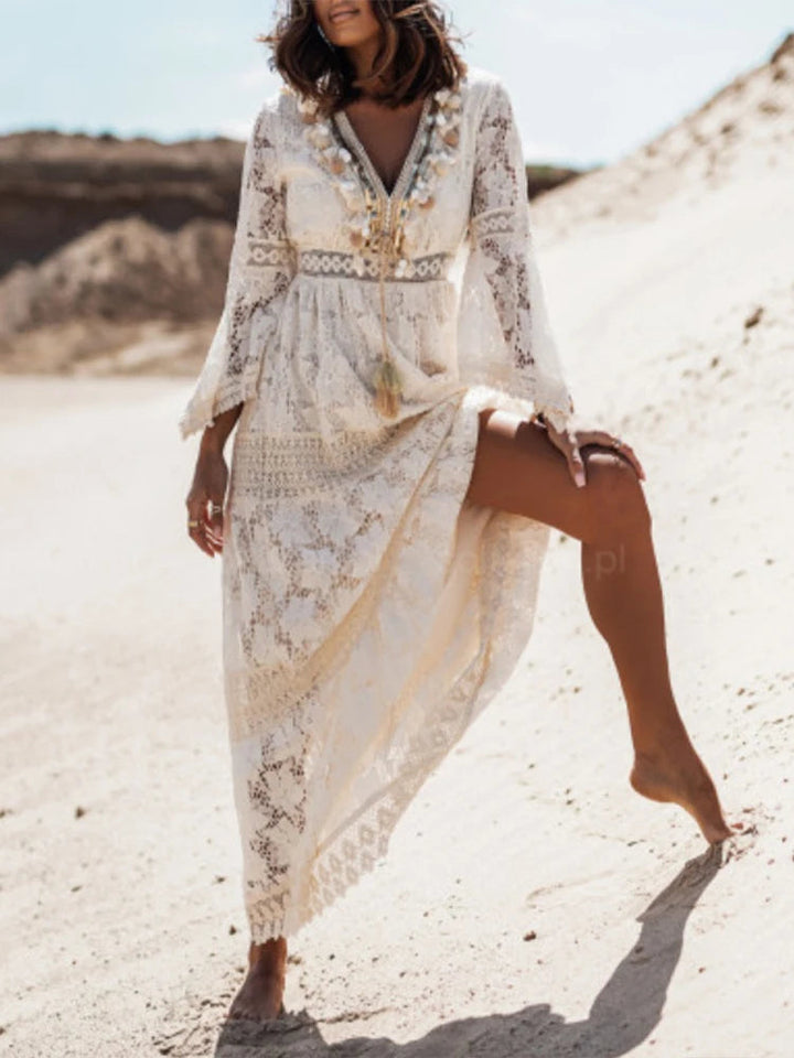 Robe maxi femme ajourée blanche, avec col en V et manches longues. Idéale pour un style estival décontracté et chic.
