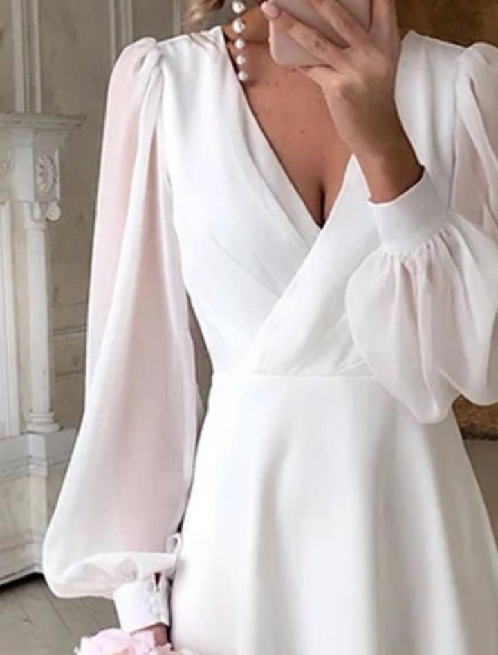 Élégante robe de soirée femme longue évasée avec manches longues, col V. Tenue chic intemporelle.