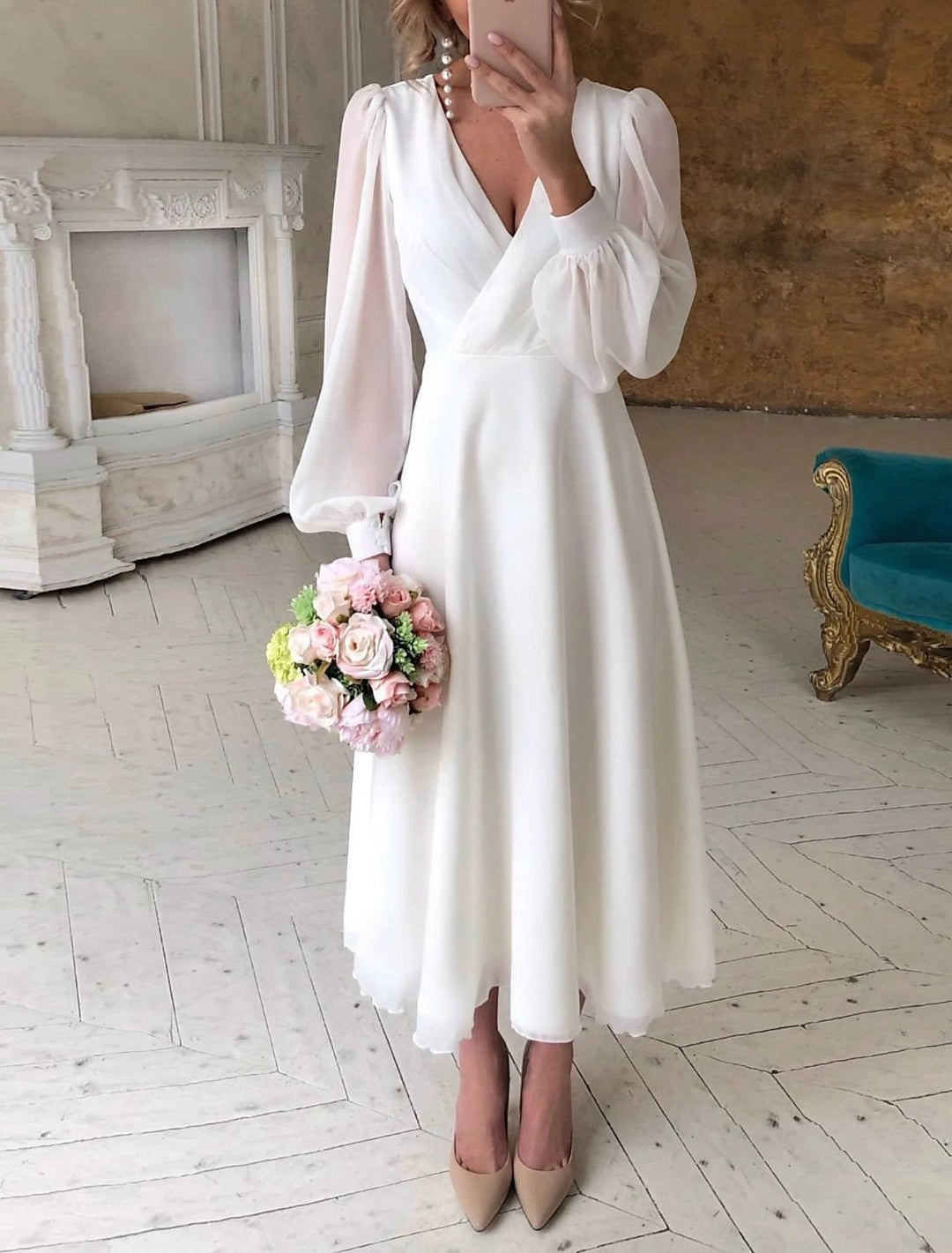 Robe longue femme évasée blanche à manches longues et col V, idéale pour une soirée élégante et chic.