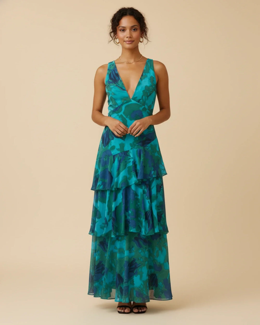 Confortable robe longue fleurie pour femme avec volants. Style décontracté ou cérémonie estivale, très fluide.