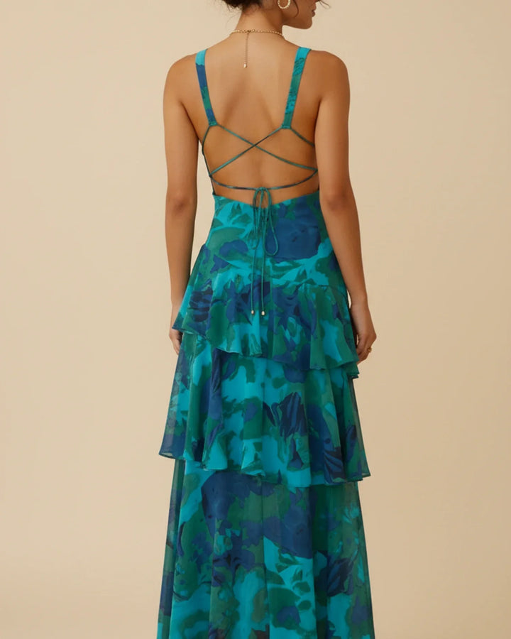 Charmante robe fleurie sans manches pour femme, dotée de volants. Une robe longue, élégante et féminine pour l'été.