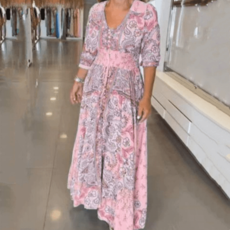 Robe midi élégante à motifs floraux, idéale pour une tenue décontractée chic femme.
