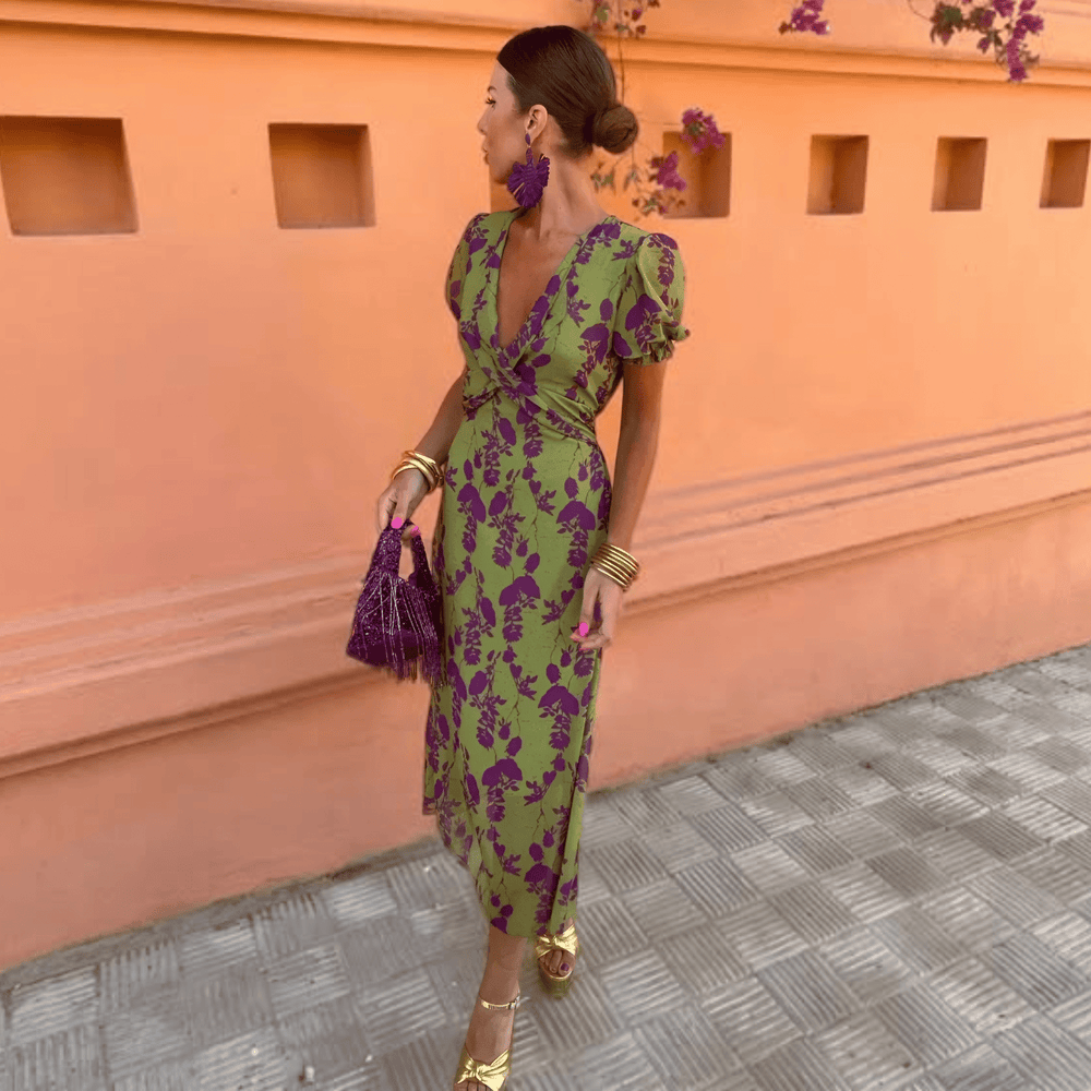 Élégante robe midi verte imprimée fluide avec manches courtes pour femme, idéale tenue de printemps décontractée.