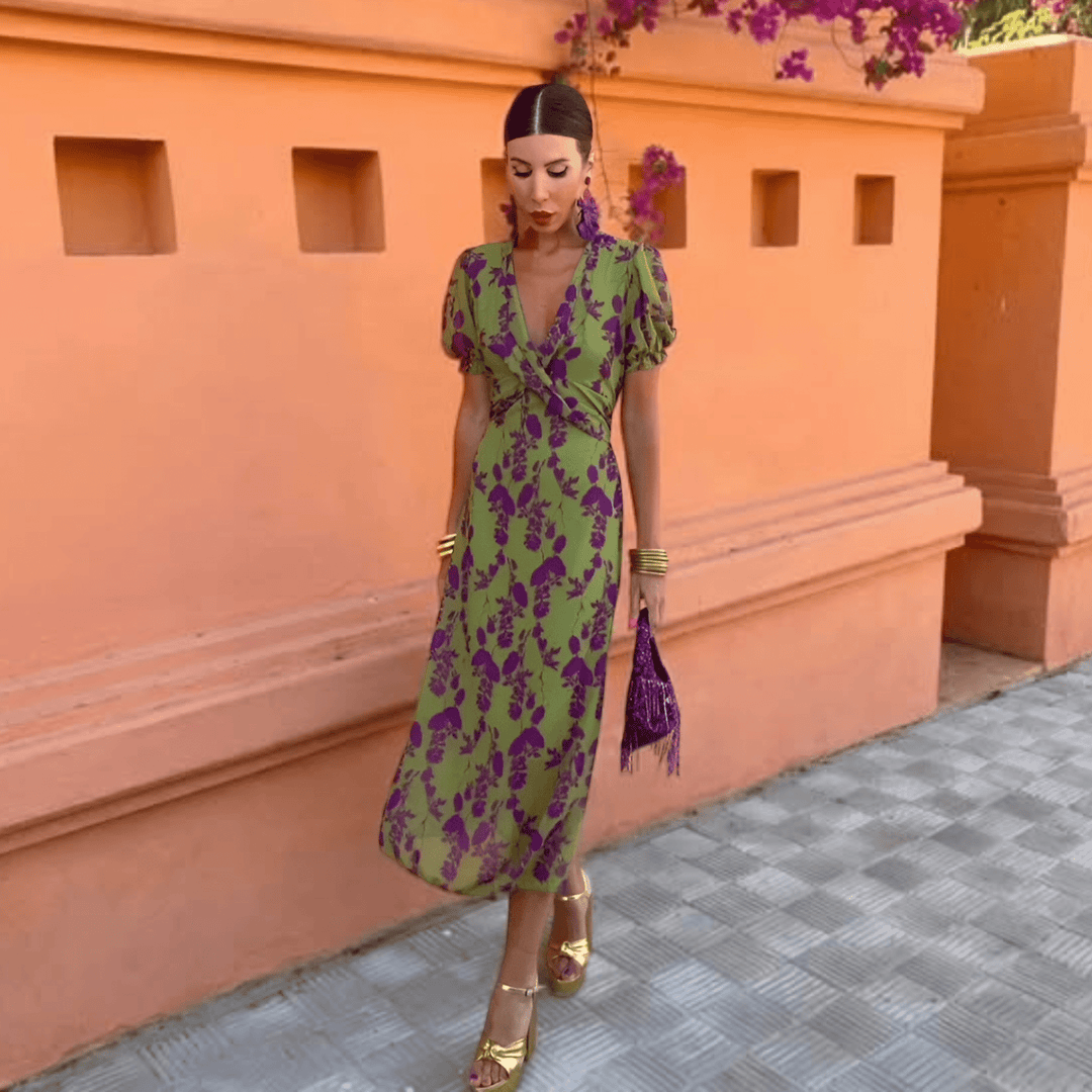 Robe midi fluide imprimée femme, manches courtes. Confort et style décontracté pour vos tenues estivales.