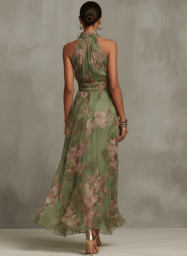 Chic robe longue fluide imprimée florale, sans manches, ceinturée, élégante mode estivale femme.