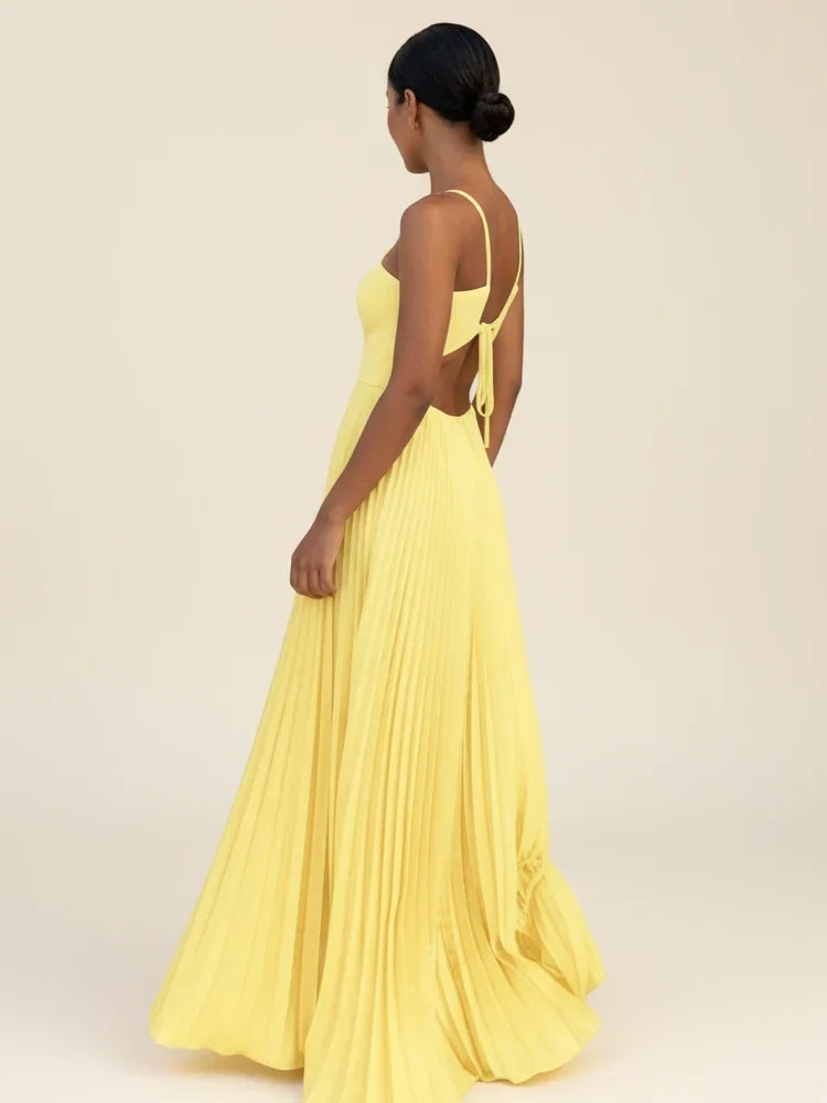 Robe femme élégante, longue et plissée, avec encolure américaine et dos nu. Parfaite pour soirée ou cérémonie.