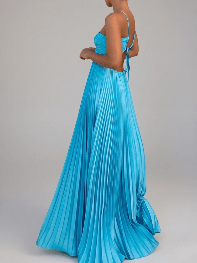 Élégante robe longue plissée évasée femme, coupe fluide A-line, pour soirée ou look décontracté chic.