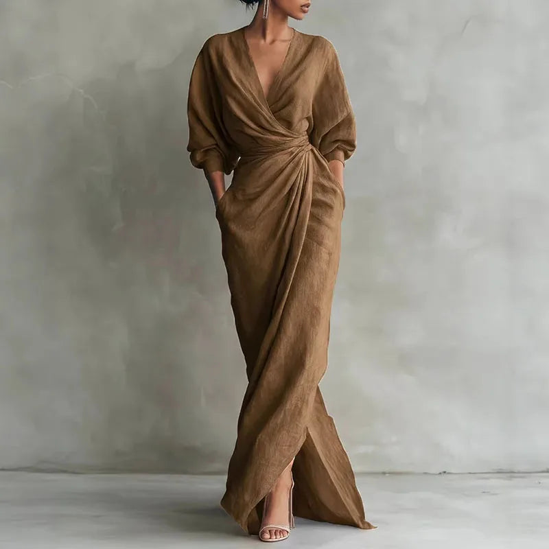 Robe portefeuille femme élégante, silhouette sublimée. Parfaite pour soirée, style chic mode. Manches bouffantes.