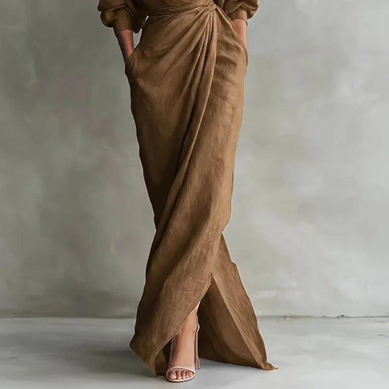 Élégante robe longue portefeuille pour femme, design mode et chic. Idéale pour sublimer la silhouette en soirée.
