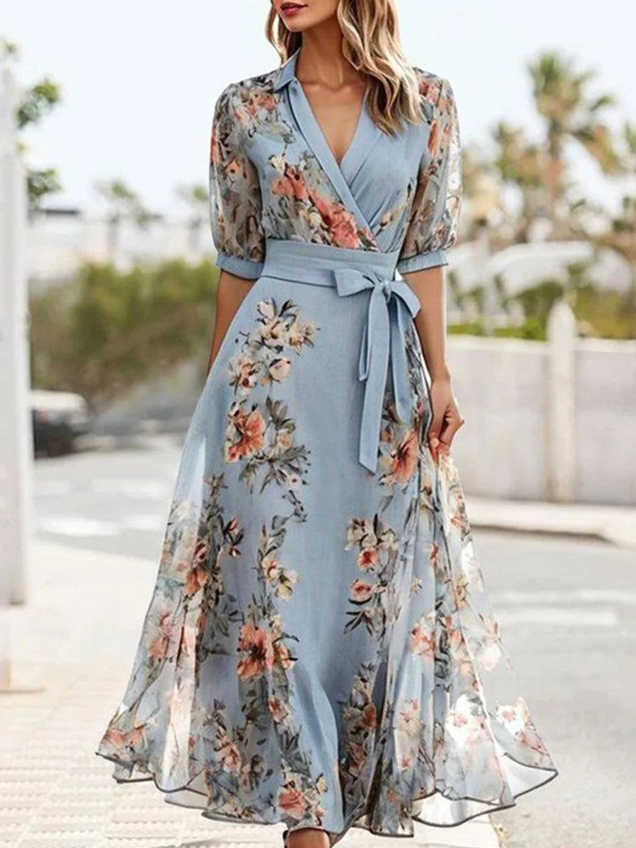 Robe longue portefeuille fleurie bleue pour femme, élégante et décontractée. Idéale printemps/été, col V, manches courtes.