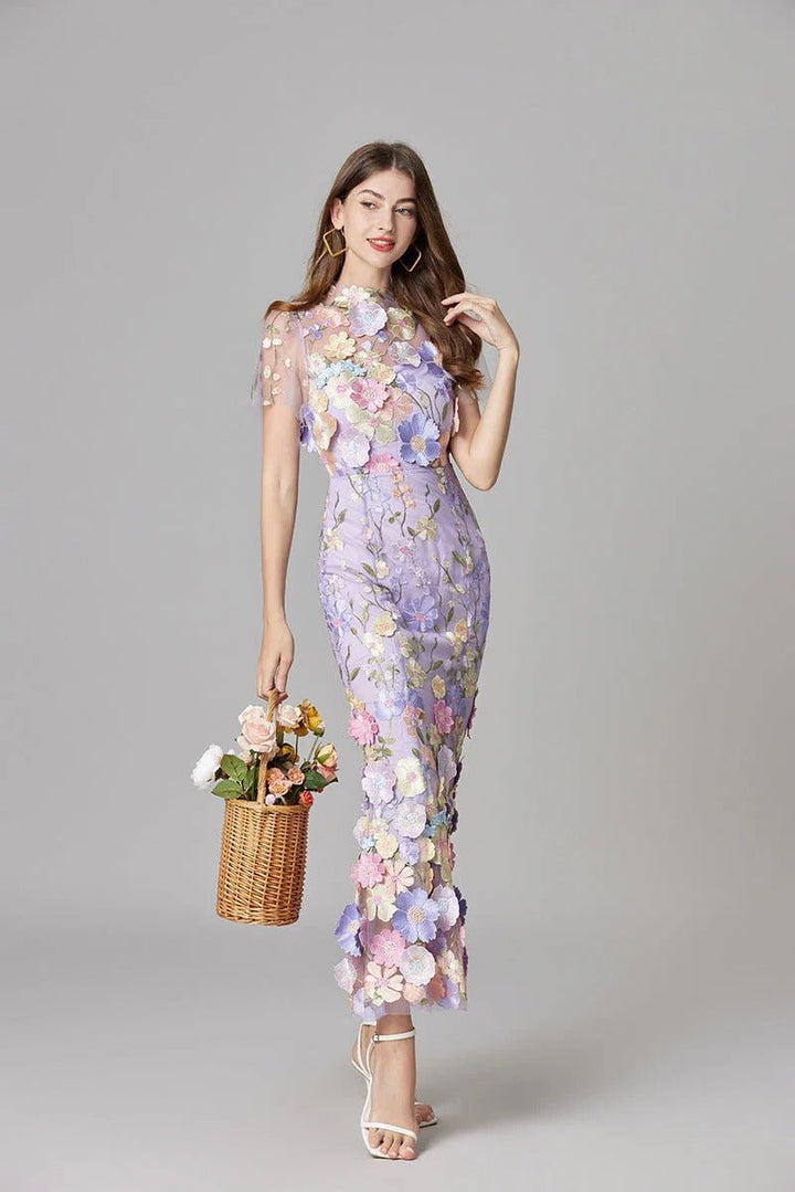 Tenue soirée femme: robe longue fleurie, sans manches, très élégante.