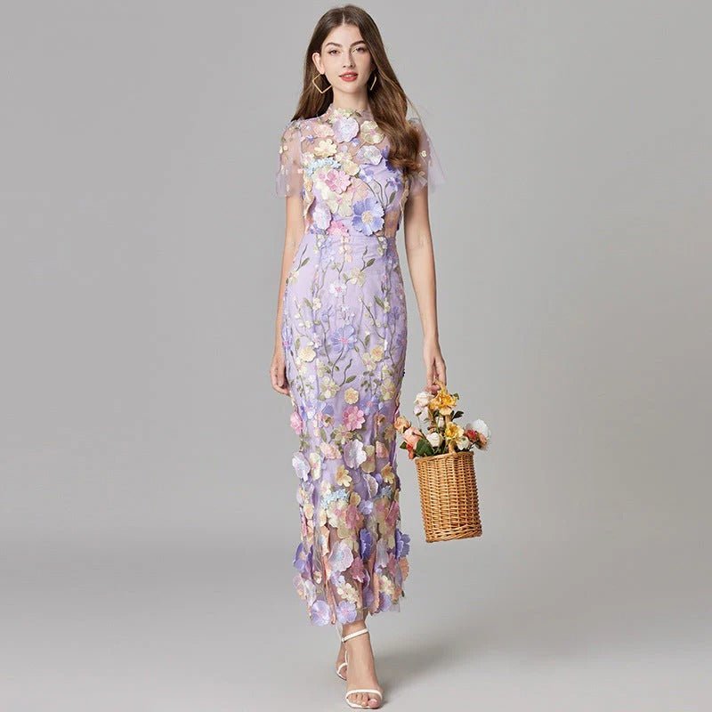 Tenue de cérémonie femme, robe longue élégante à motifs fleuris.