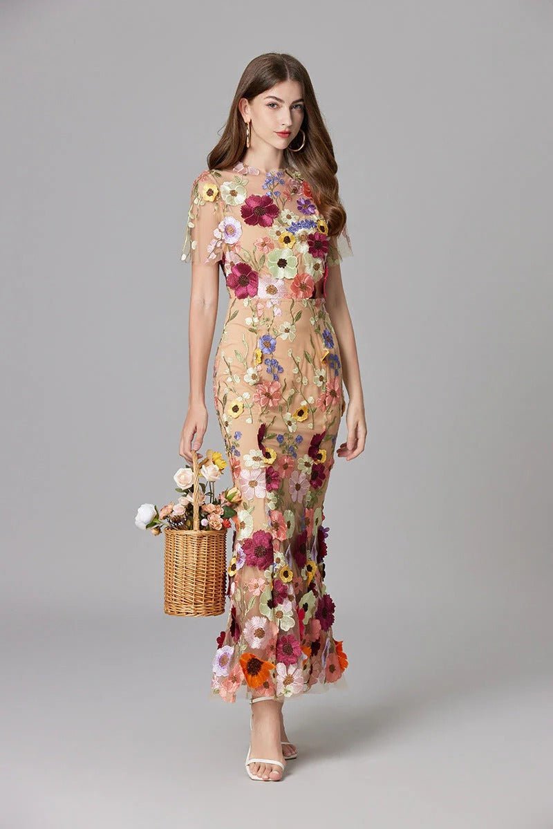 Robe de bal fleurie pour femme, coupe longue et élégante.