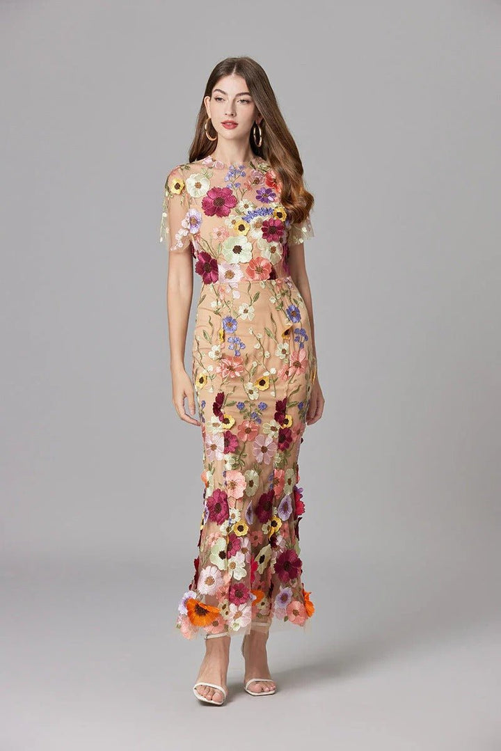 Robe femme longue, motifs floraux pour un look soirée chic.