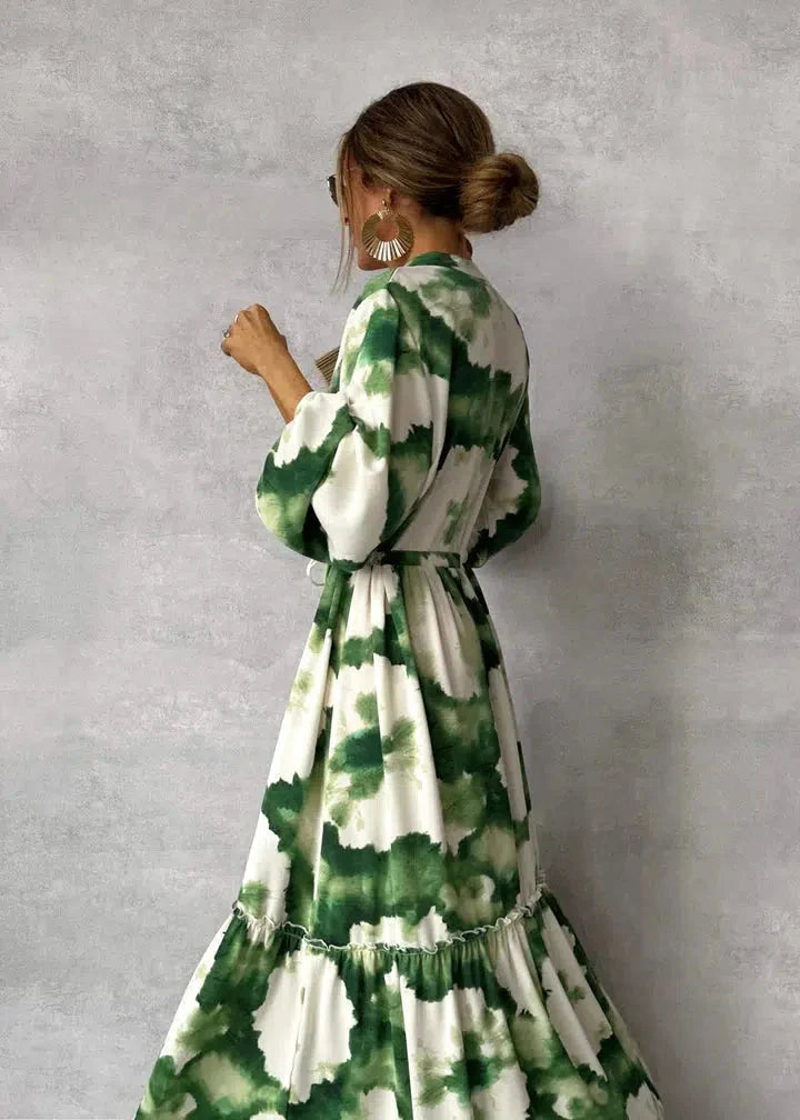 Robe tie-dye verte longue femme, coupe fluide, avec ceinture et manches longues. Style estival bohème.