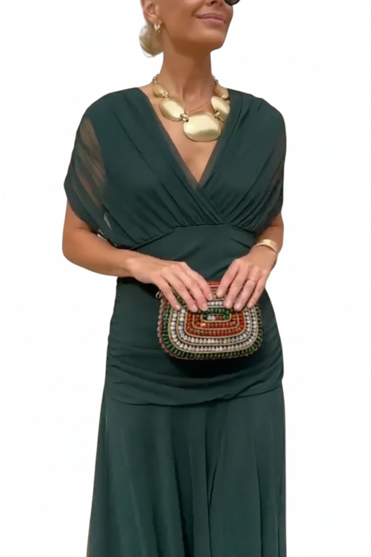 Robe longue fluide femme marron, col V froncé et épaules dénudées. Élégante pour soirée.